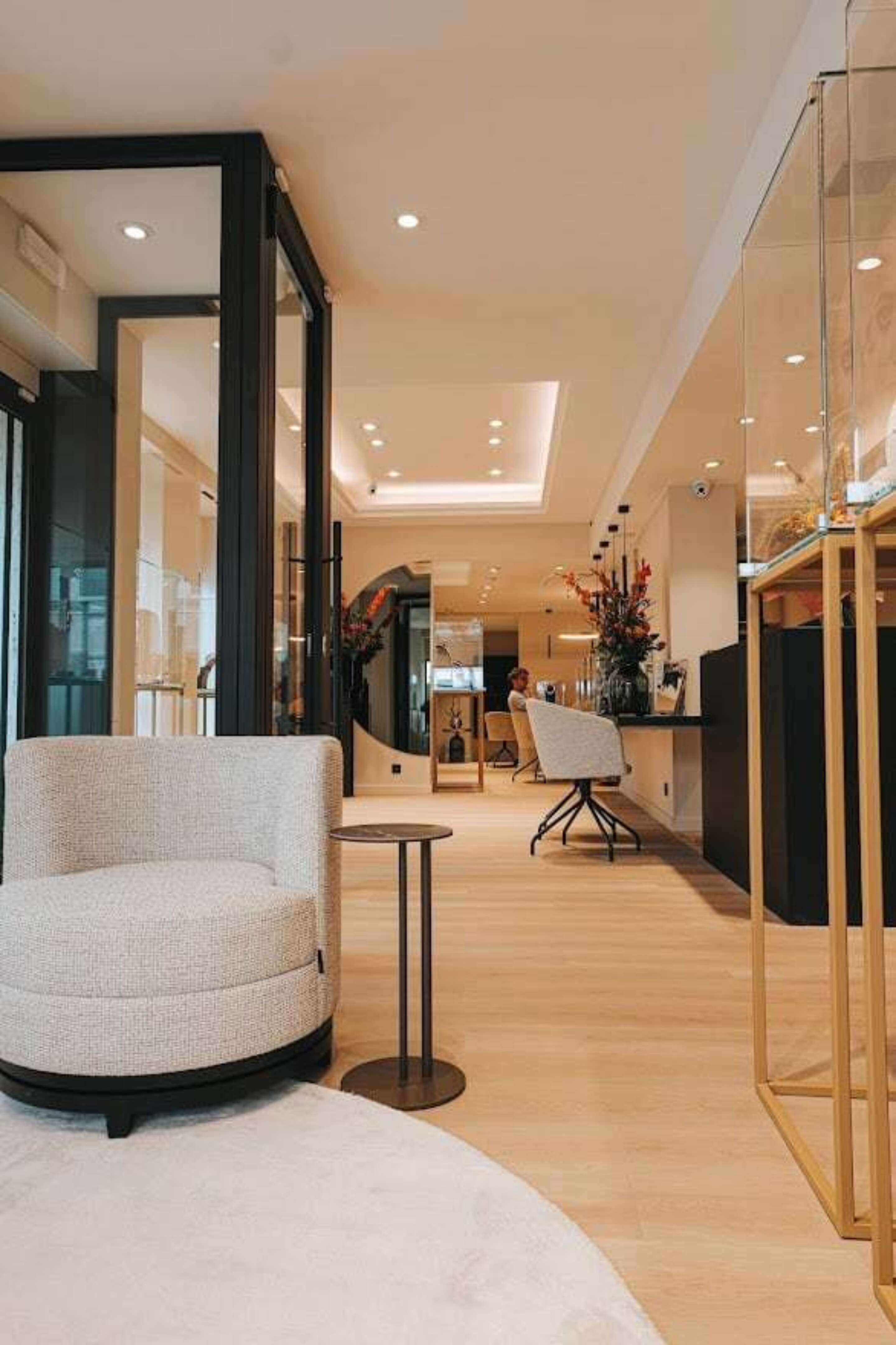 Juwelierswinkel Suzanne Adams in Hasselt, een mooie zithoek om in alle rust uw droom juweel te bekijken