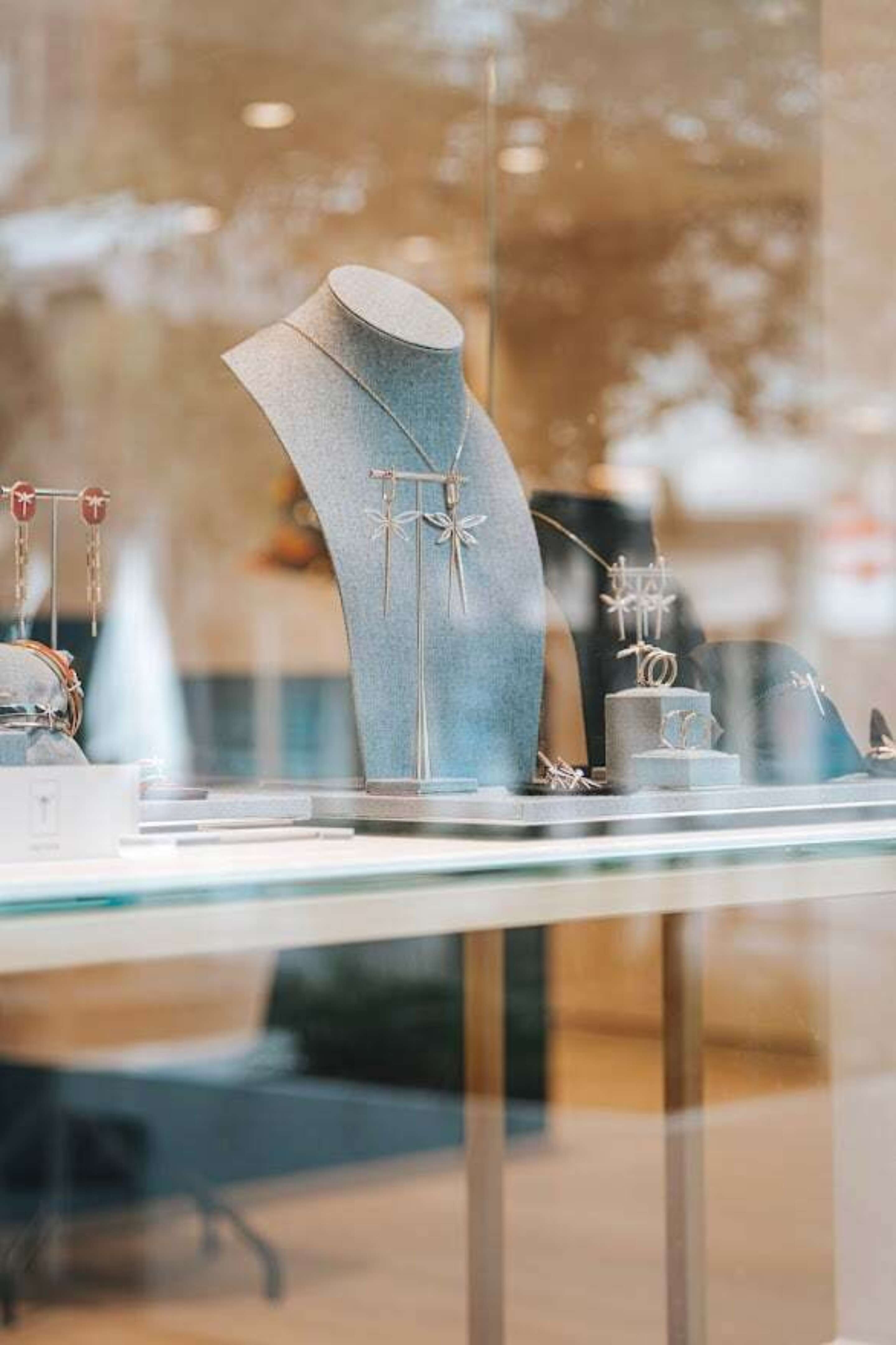 Juwelen in de etalage van juwelierswinkel Suzanne Adams in Hasselt